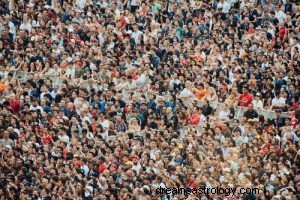 O que significa sonhar com uma multidão reunida? 