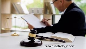 Vad betyder det att drömma om en advokat? 