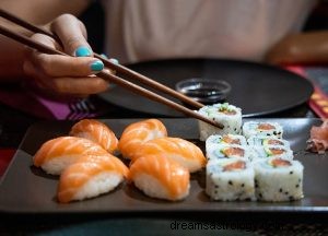 O que significa sonhar com sushi? 