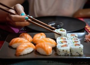 Hva betyr det å drømme om sushi? 