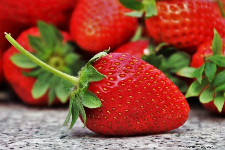 Hva betyr det å drømme om jordbær? 