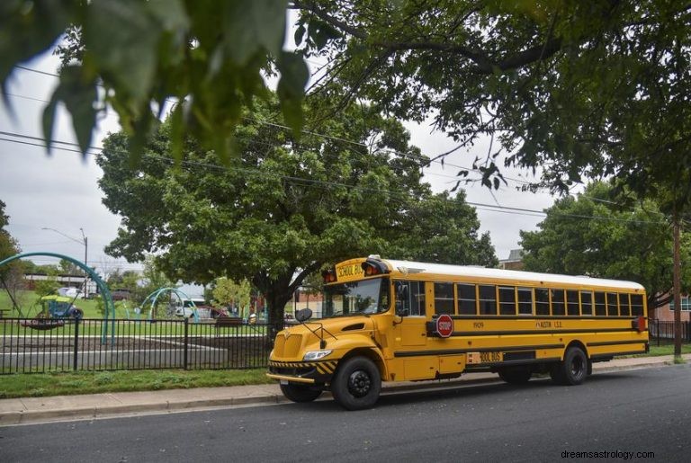 Wat betekent dromen over schoolbussen? 