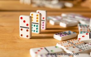 Hva betyr det å drømme om dominoer? 