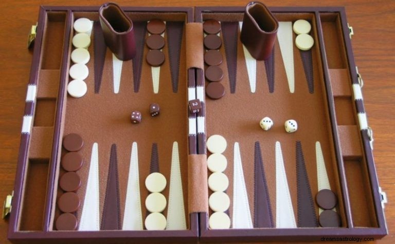 Hva gjør det for en mann å drømme om en backgammon? 