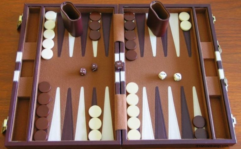 Hvad betyder det for en mand at drømme om en backgammon? 