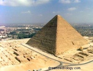 Wat betekent dromen over een piramide? 