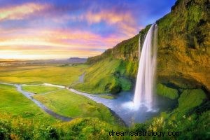 Was bedeutet es, über einen Wasserfall zu träumen? 