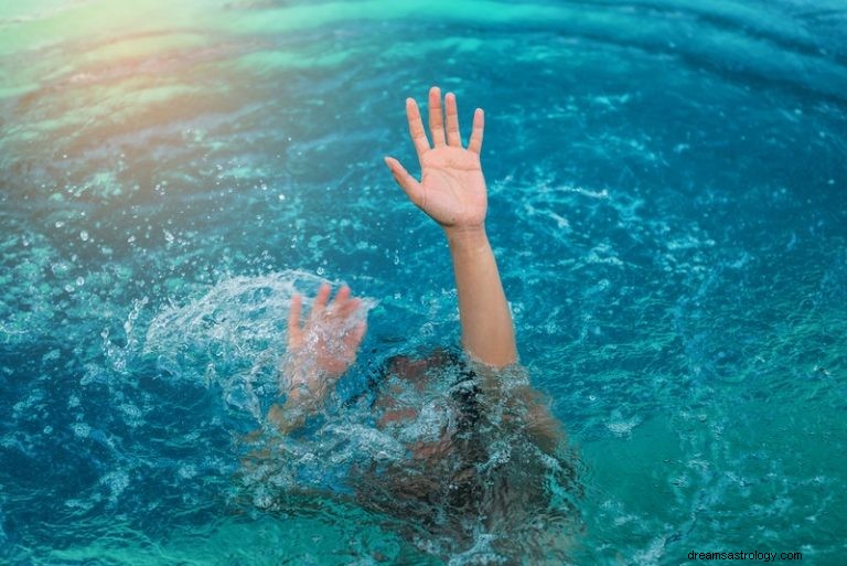 Hva betyr det å drømme om dypt vann? 