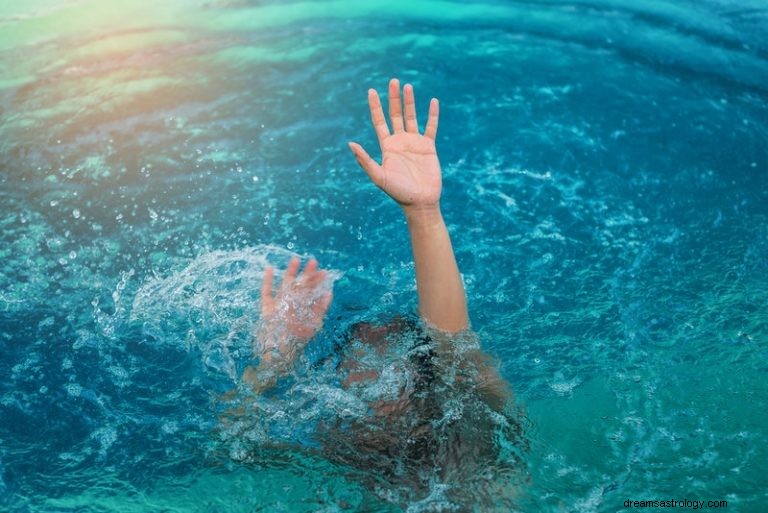 Was bedeutet es, von tiefem Wasser zu träumen? 