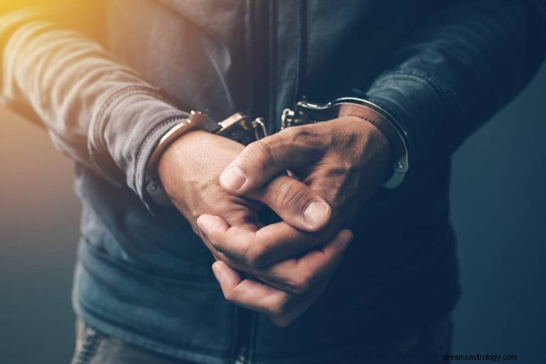 Hva betyr det å drømme om å bli arrestert? 