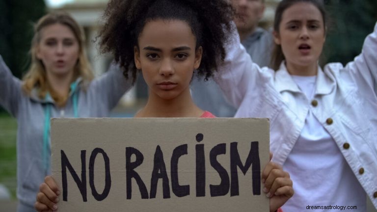 Hva betyr det å drømme om rasisme? 