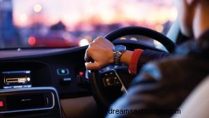 Was bedeutet es, vom Autofahren zu träumen? 