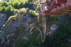 Hvad vil det sige at drømme om bungee jumping? 