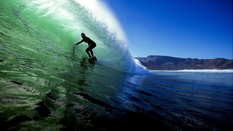 Hva betyr det å drømme om surfing? 