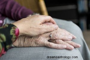 ¿Qué significa soñar con personas mayores o familiares? 