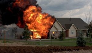 Co to znaczy marzyć o pożarze płonącym w Twoim domu? 
