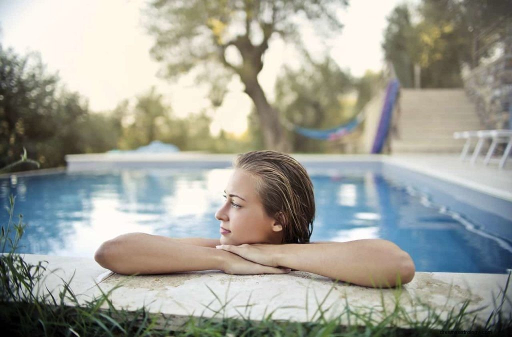 Vad betyder det att drömma om en pool? 