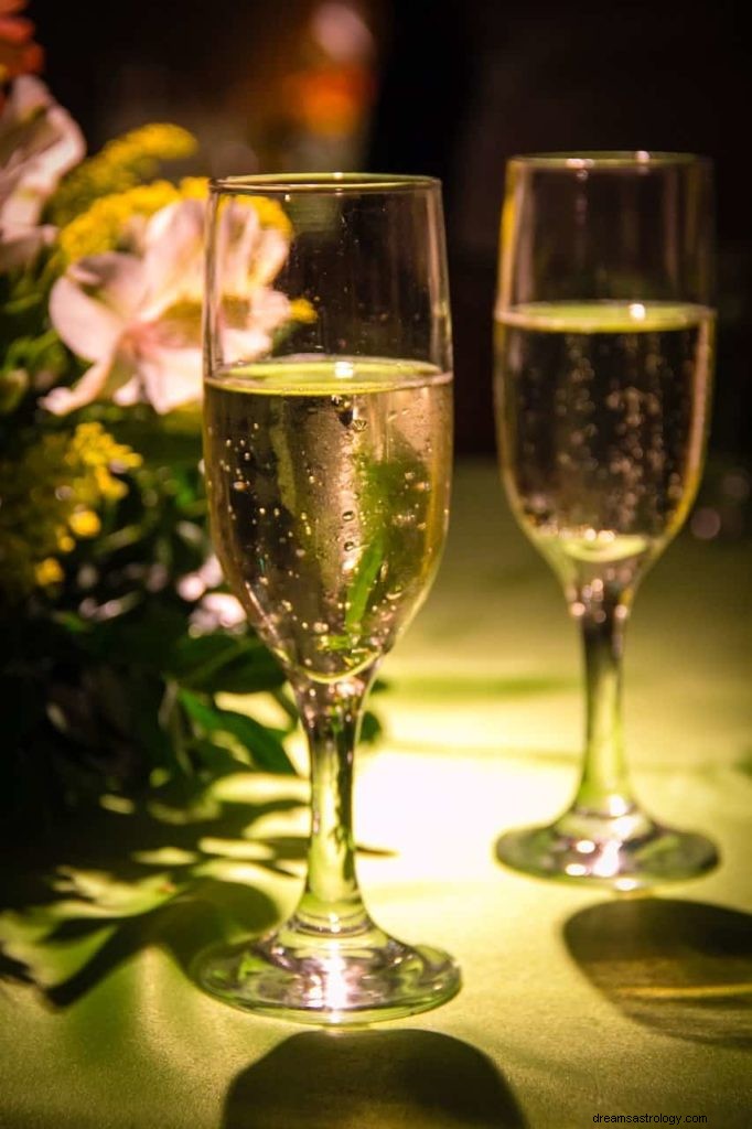 Significato e simbolismo del sogno di Champagne 