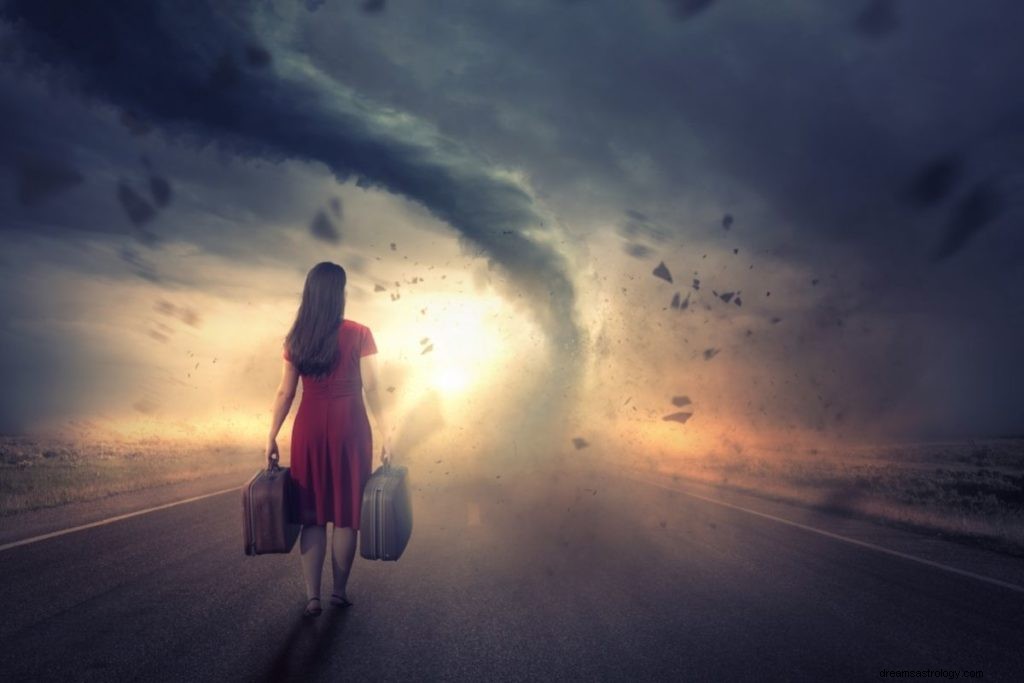 38 types de rêves sur les tornades et leur signification 