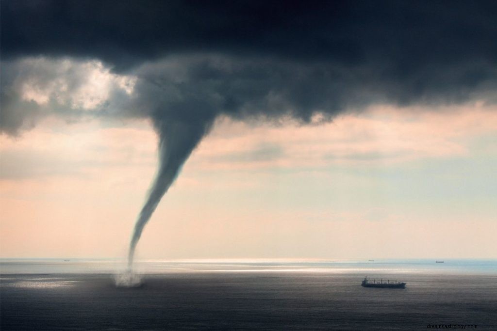 38 Jenis Mimpi Tentang Tornado dan Artinya 