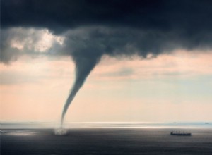 38 types de rêves sur les tornades et leur signification 