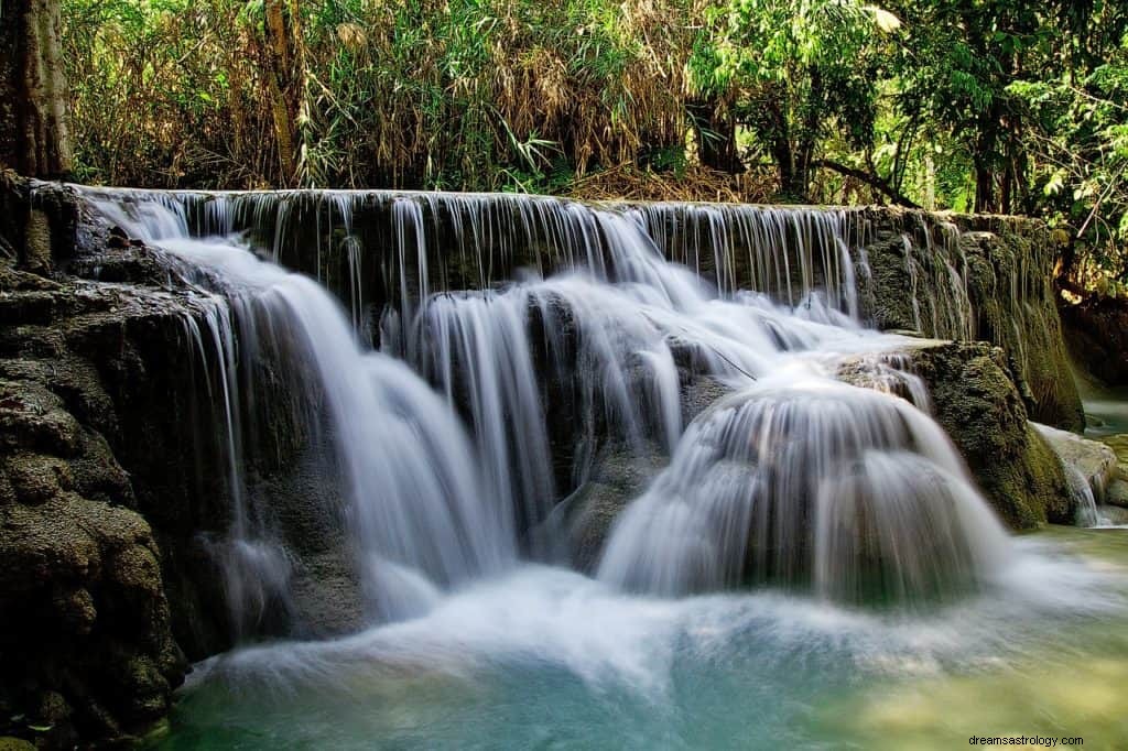 Significado e simbolismo dos sonhos com cachoeira 