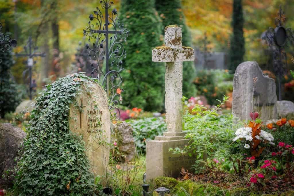 墓地の夢の意味と象徴性 