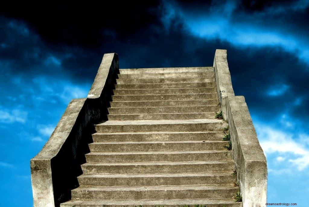 Gå på trapper Drømmebetydning og symbolik 
