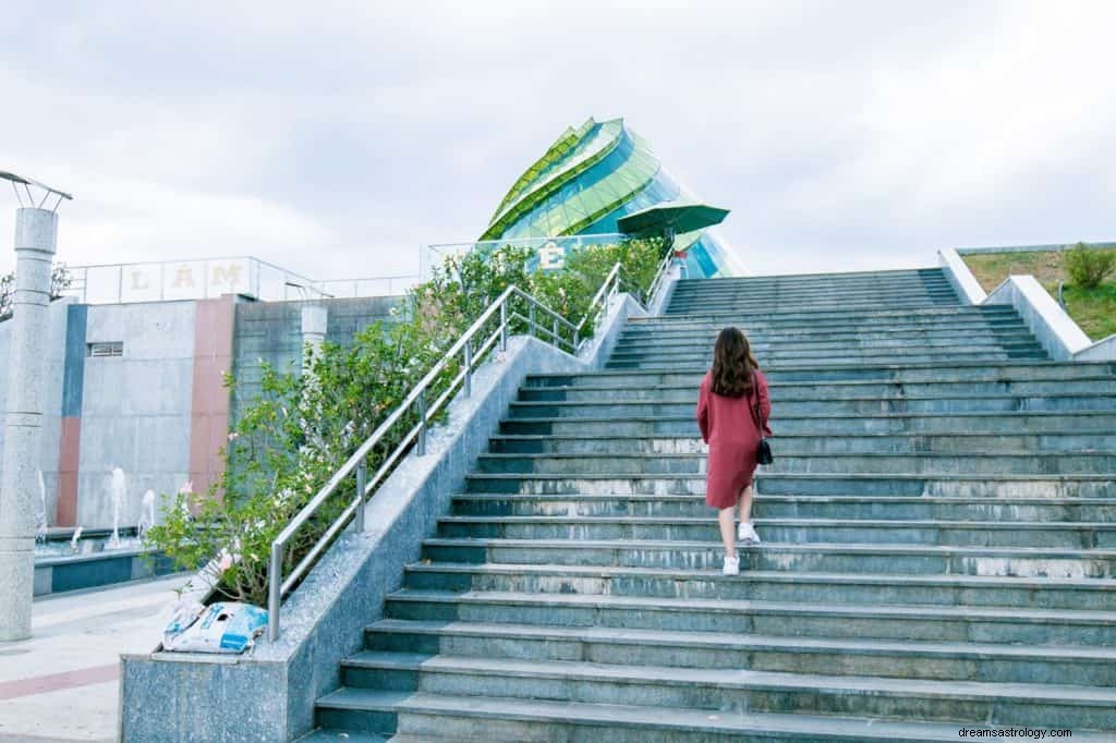 Signification et symbolisme du rêve de monter des escaliers 