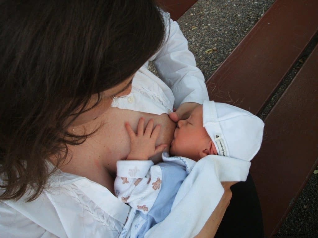 Significado y Simbolismo de Soñar con Lactancia Materna 