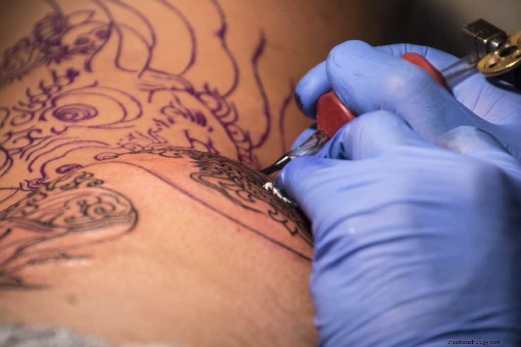 Λήψη έννοιας και συμβολισμού ονείρου τατουάζ 