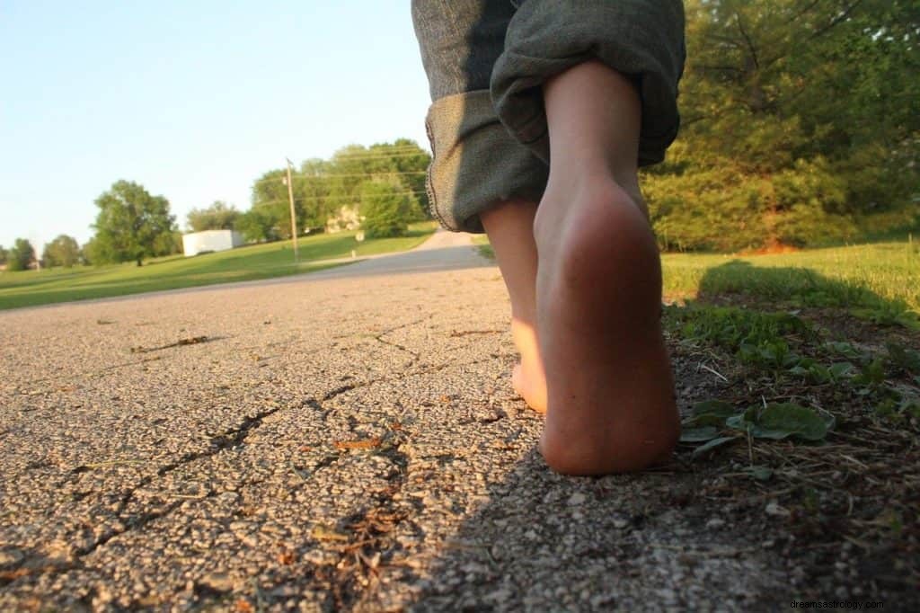 Soñar con Caminar Descalzo Significado y Simbolismo 