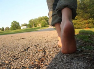 Signification et symbolisme du rêve de marcher pieds nus 