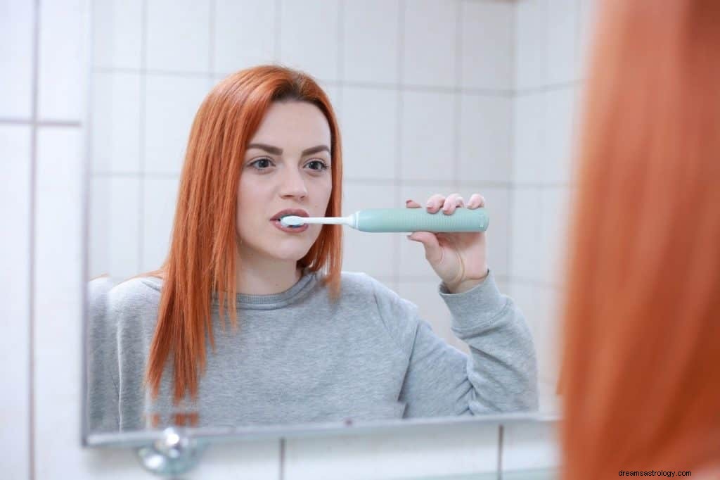 Significato e simbolismo del sogno di lavarsi i denti 