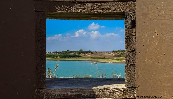 Soñar con Alguien Observándote a Través de una Ventana – Significado 