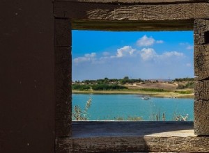 Soñar con Alguien Observándote a Través de una Ventana – Significado 