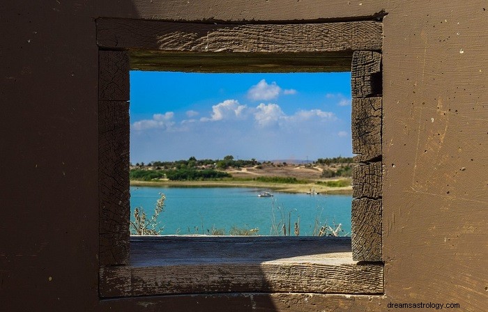 Soñar con Alguien Observándote a Través de una Ventana – Significado 