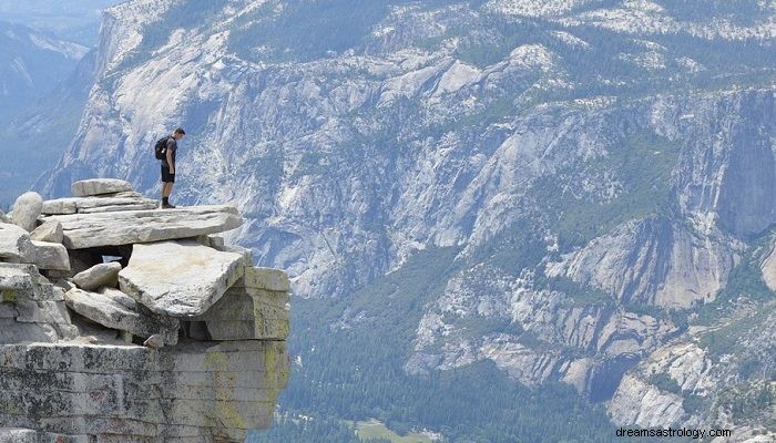 Sogno di cadere da una scogliera – Significato e interpretazione 