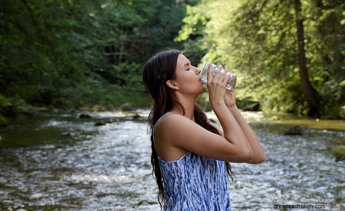 Significado bíblico de beber água em um sonho 