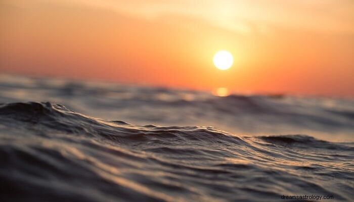 Sonhar com água do mar subindo - significado e simbolismo 