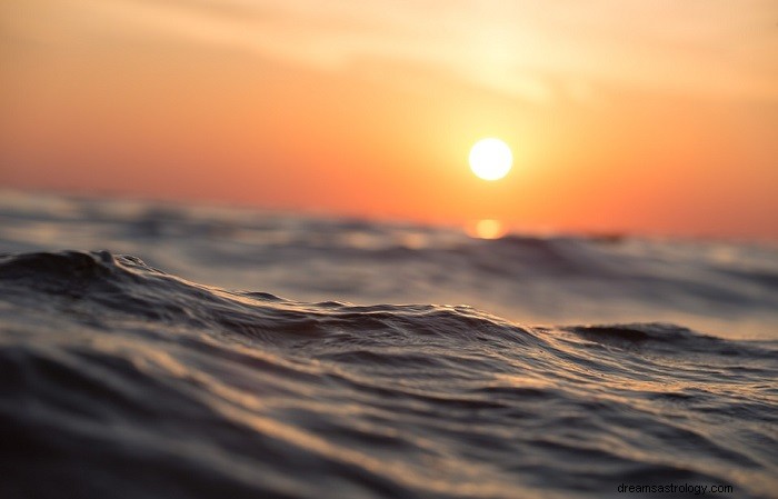 Sonhar com água do mar subindo - significado e simbolismo 