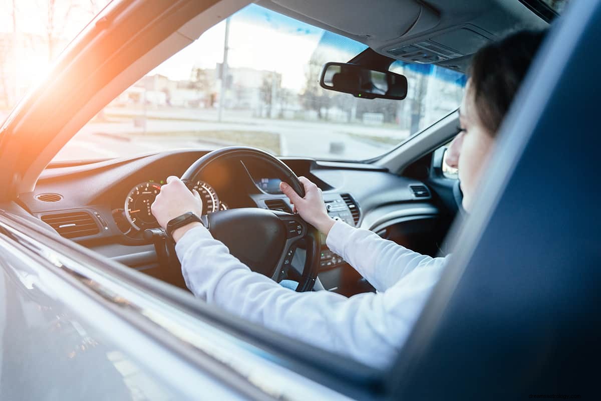 Was bedeutet es, vom Autofahren zu träumen? 