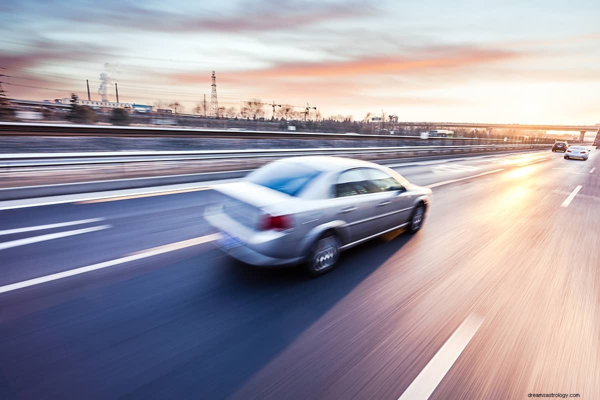 Was bedeutet es, vom Autofahren zu träumen? 