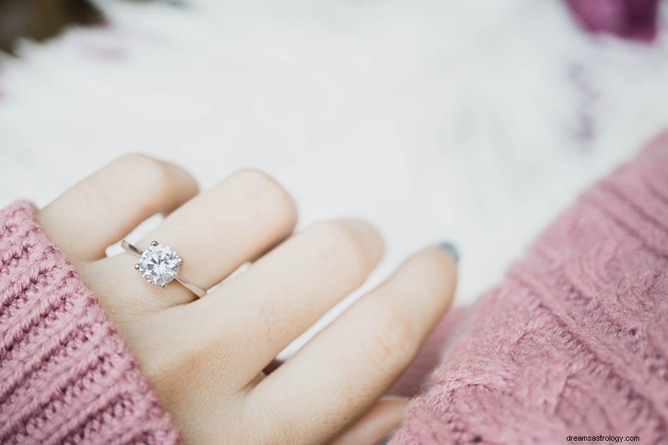 Τι σημαίνει να ονειρεύεσαι ένα δαχτυλίδι; 