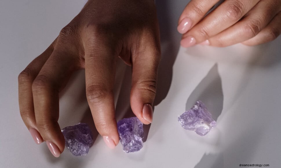8 Kristal Terbaik untuk Aquarius:Cara Menemukan Kristal Sempurna Anda 