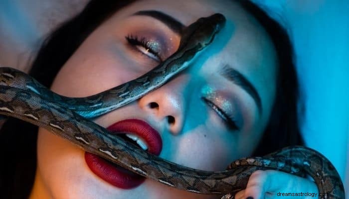 Snake Bite Dream Betydelse &Tolkning:Vem vill skada dig? 