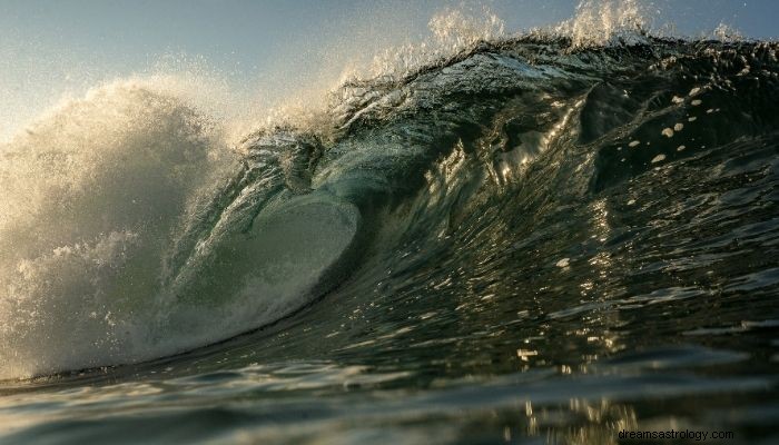 Tsunami-drømmens betydning og tolkning:emosjonelle krefter 