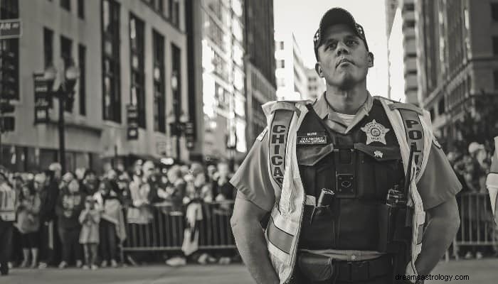 Traumbedeutung des Polizeibeamten:Vorschriften, Kontrolle und Autorität 