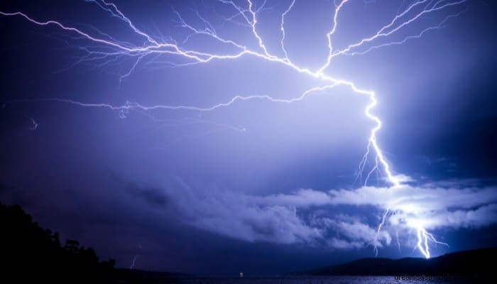 Όνειρο Lightning and Thunder:Σημασία και Εξήγηση 