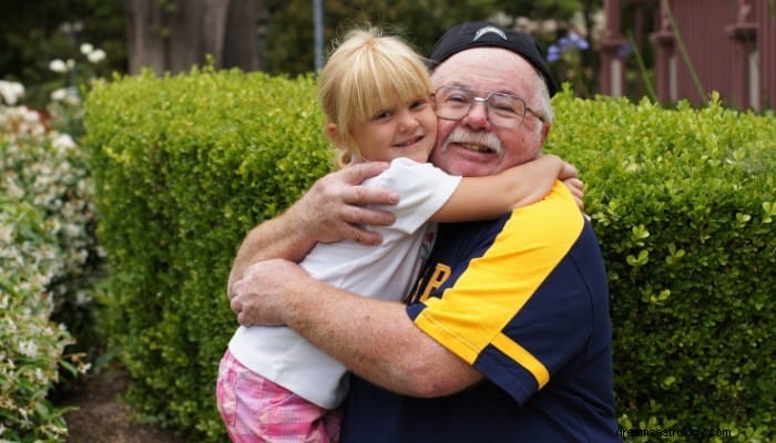 Significato del sogno del nonno:ricordi che tieni 